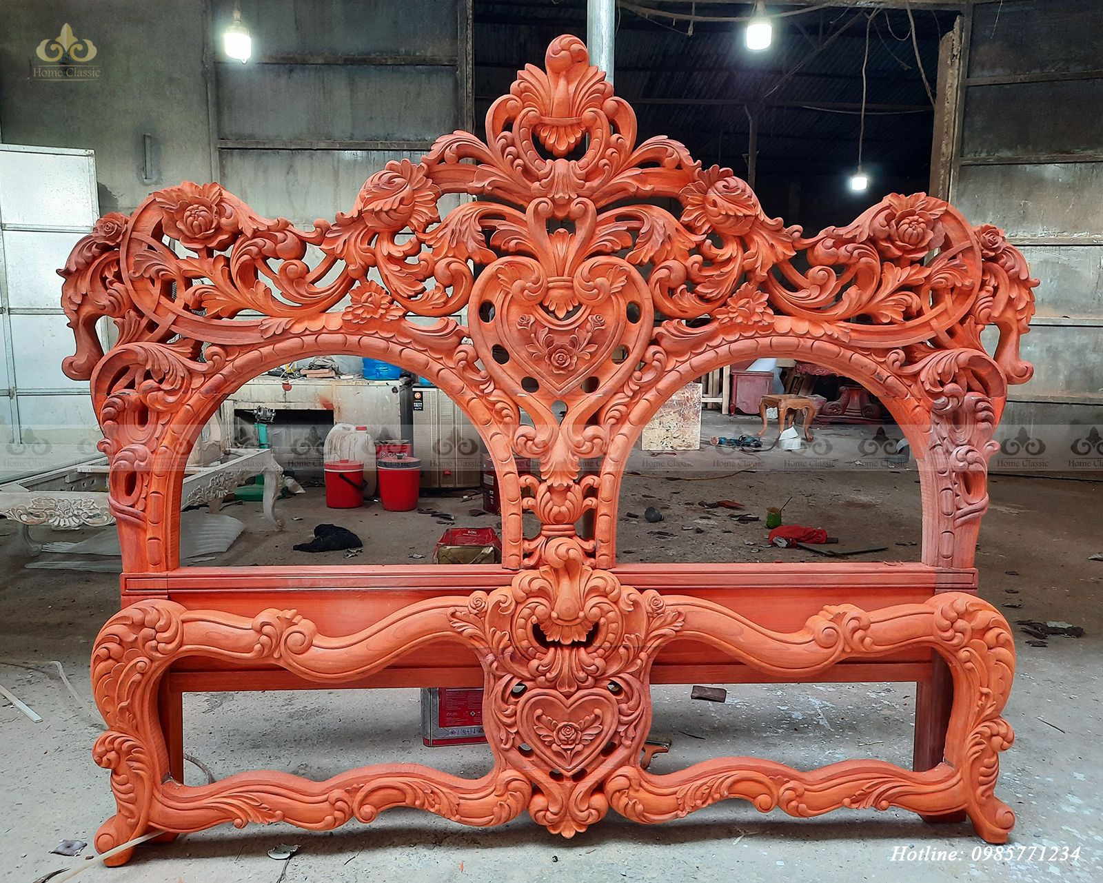 Thi công giường ngủ cổ điển VIP tại showroom Homeclassic