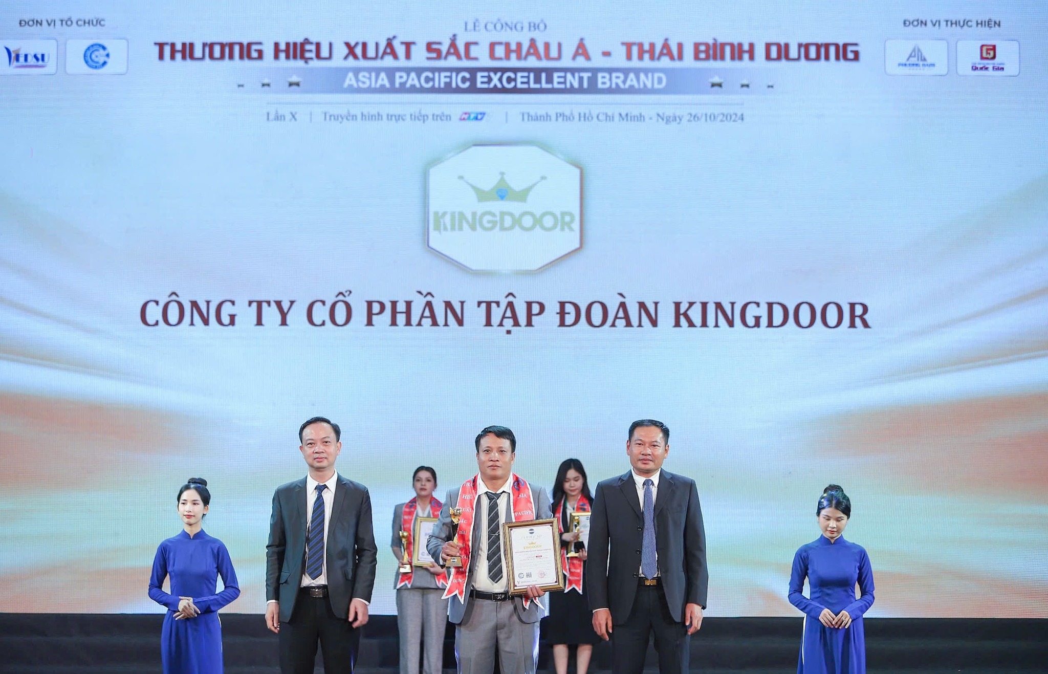 cửa nhựa phủ vân gỗ hiện đại
